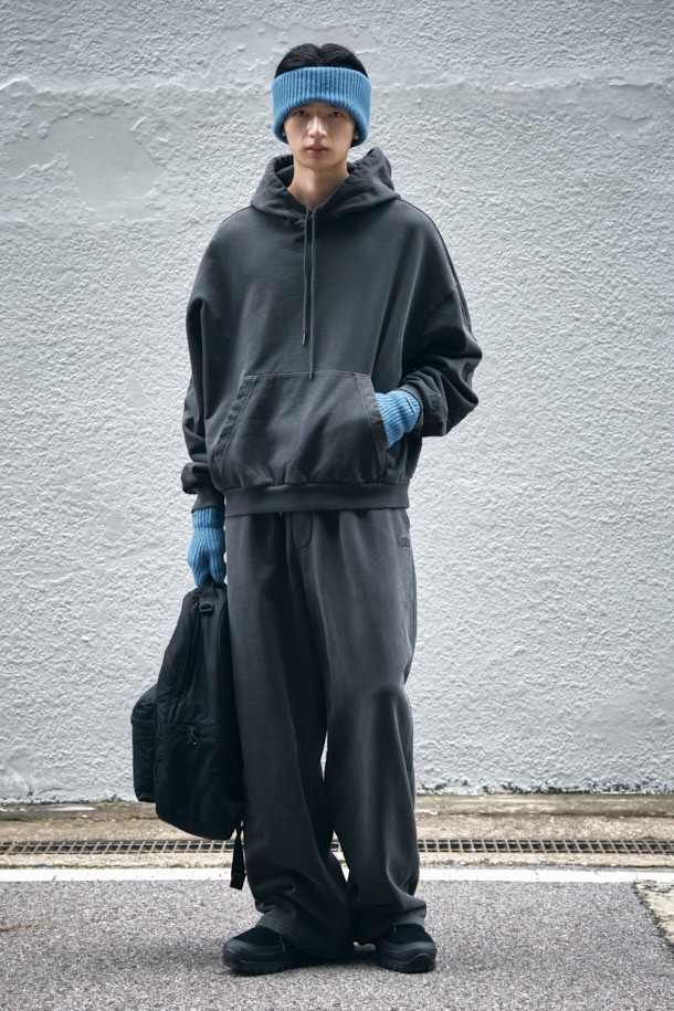 그레이 컬러의 피그먼트 다잉 후디입니다. 캐주얼하고 베이직한 스타일로, 가을과 겨울에 따뜻하게 착용하기 좋습니다. 면 소재로 제작되어 탄탄한 촉감을 자랑하며, 오버핏 디자인으로 편안한 착용감을 선사합니다. 소매에는 로고 자수 디테일이, 후면 하단에는 시그니처 스트링 디테일이 더해져 포인트를 더했습니다. 집콕룩, 산책룩 등 다양한 TPO에 활용 가능하며, 미니멀한 스타일을 연출하기 좋습니다.
