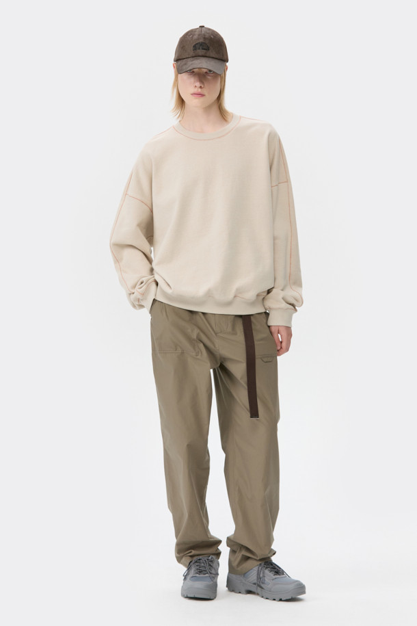 그레이 컬러의 Vibram(비브람) 하이브리드 스니커즈는 남성 고객을 위해 디자인되었습니다. 스웨이드와 메쉬 소재를 사용하여 사계절 모두 착용 가능하며, 일상과 아웃도어 활동에 적합합니다. 비브람 아웃솔을 적용하여 내구성과 충격 흡수 기능을 제공하며, 힐탭 스트랩과 3M 스트링, 로고 패턴으로 포인트를 더했습니다. 유틸리티 스타일의 캐주얼, 고프코어, 미니멀 룩에 잘 어울리는 아이템입니다.
