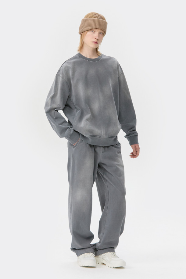 화이트 비브람 하이브리드 스니커즈는 일상과 아웃도어 활동 모두에 적합한 남성용 스니커즈입니다. 스웨이드와 메쉬 소재의 조화로 제작되었으며, 라운드 앞코에 플랫 굽 디자인으로 편안한 착용감을 제공합니다. 비브람 아웃솔을 사용하여 탁월한 접지력과 내구성을 자랑하며, 충격 흡수 기능으로 활동성을 높였습니다. 힐탭 스트랩, 3M 스트링, 유틸리티 스타일의 디테일과 로고 패턴이 더해져 캐주얼, 미니멀, 클래식 스타일을 완성합니다. 여행룩과 산책룩에 활용하기 좋은 디자인입니다.
