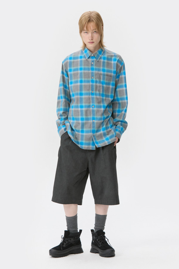 블랙 비브람 하이브리드 부츠는 남성용 부츠로, 하이킹과 일상생활 모두에 적합한 디자인입니다. 스웨이드, 합성가죽, 메쉬 소재를 사용하여 가을, 겨울철에 따뜻하고 편안하게 착용할 수 있습니다. 라운드 앞코에 하이탑 디자인, 레이스업 방식을 적용했으며, 힐탭 스트랩, 3M 스트링, 비브람 아웃솔을 통해 기능성과 내구성을 높였습니다. 충격 흡수 기능과 스티치 디테일, 레이어드 가죽 패널을 더해 스트리트, 스포티, 고프코어 및 워크웨어 스타일을 완성할 수 있습니다.
