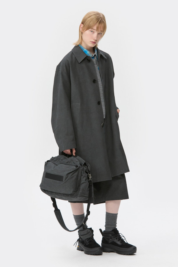 세련된 스타일을 완성하는 그레이 벨티드 맥 코트입니다. 남녀 공용으로, 봄, 가을 시즌에 착용하기 좋은 오버핏 디자인의 맥 코트입니다. 베이직하고 클래식한 무드를 자아내며, 무지 패턴과 허리 벨트로 포인트를 더했습니다. 히든 버튼 여밈과 긴 소매 기장으로 깔끔한 실루엣을 연출하며, 출근룩, 비즈니스 캐주얼, 모임룩 등 다양한 TPO에 활용할 수 있습니다. 면 소재로 제작되어 편안한 착용감을 선사하며, 미니멀하고 시크한 스타일을 완성해 보세요.
