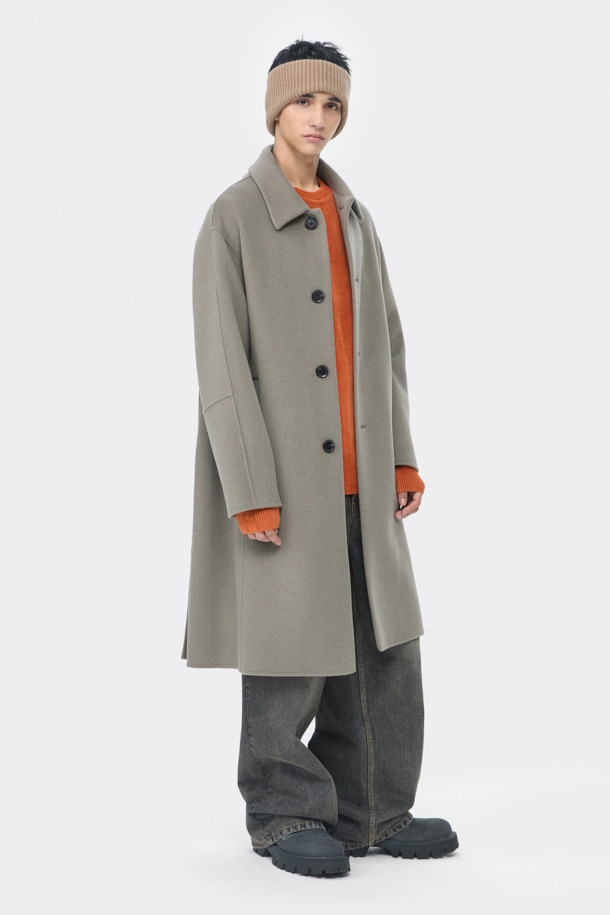 베이지 컬러의 캐시미어 블렌디드 발마칸 코트입니다. 울, 캐시미어, 폴리에스터, 나일론, 레이온, 아크릴, 코튼 등 다양한 소재를 혼방하여 부드러운 촉감과 두꺼운 두께감을 선사합니다. 클래식하고 미니멀한 스타일로, 백 돌먼 소매 디자인과 핸드메이드 공법 봉제가 특징입니다. 레귤러 핏에 싱글 버튼 여밈 방식이며, 가을과 겨울에 출근룩, 비즈니스 캐주얼, 모임룩 등 다양한 TPO에 활용하기 좋습니다. 시크한 매력을 더해주는 베이직한 디자인의 남성용 발마칸 코트입니다.
