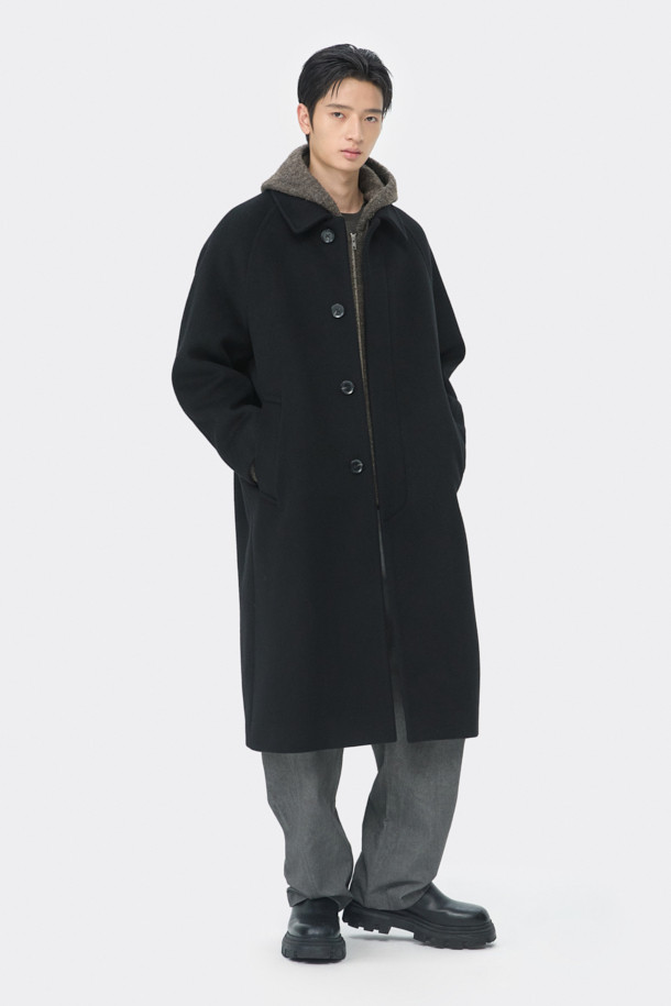 블랙 캐시미어 블렌디드 오버사이즈 핏 발마칸 코트는 미니멀하고 클래식한 스타일을 추구하는 남성분들을 위한 아우터입니다. 울, 캐시미어, 폴리에스테르 등 다양한 소재를 혼방하여 부드러운 촉감과 보온성을 동시에 잡았습니다. 래글런 소매 디자인으로 활동성을 높였으며, 히든 버튼 여밈 방식으로 깔끔한 실루엣을 연출합니다. 롱 기장과 오버핏으로 트렌디함을 더했으며, 가을, 겨울철 출근룩, 오피스룩, 모임룩 등 다양한 TPO에 활용 가능합니다. 시크하고 세련된 블랙 컬러의 발마칸 코트로 당신의 스타일을 완성해보세요.
