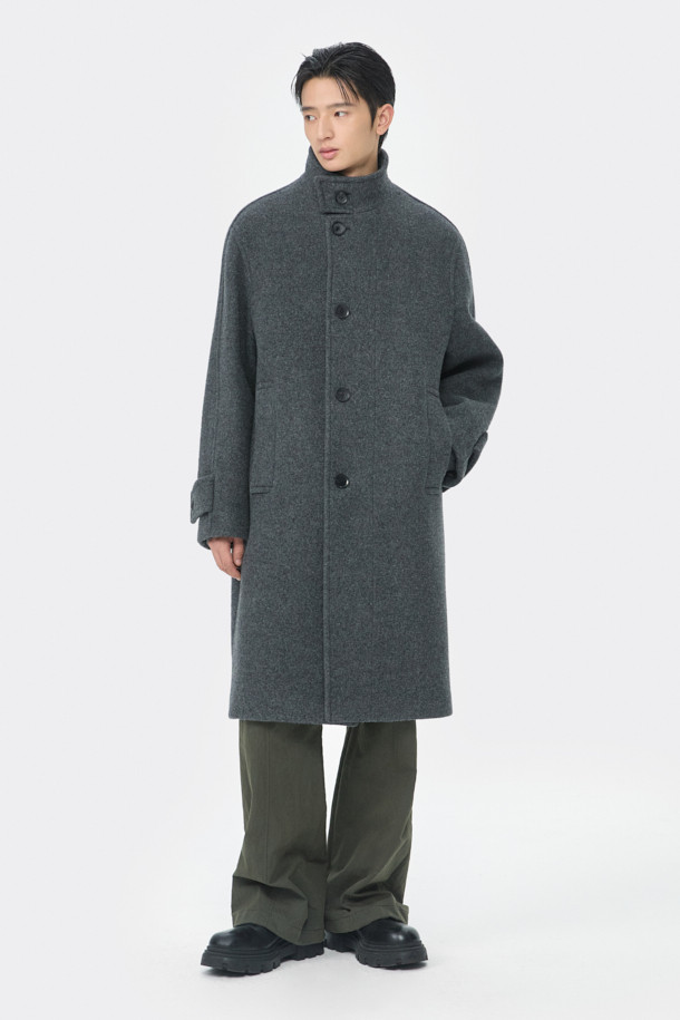 멜란지 그레이 컬러의 남성용 하이넥 코트입니다. 울과 나일론 혼방 소재로 제작되어 가을, 겨울 시즌에 적합하며, 두꺼운 두께감으로 보온성을 높였습니다. 래글런 소매 디테일이 돋보이는 레귤러핏 코트로, 버튼 여밈 방식과 무지 디자인으로 베이직하면서도 미니멀한 스타일을 연출합니다. 출근룩, 비즈니스 캐주얼, 모임룩 등 다양한 TPO에 활용 가능하며, 클래식, 미니멀, 시크한 스타일을 완성합니다.
