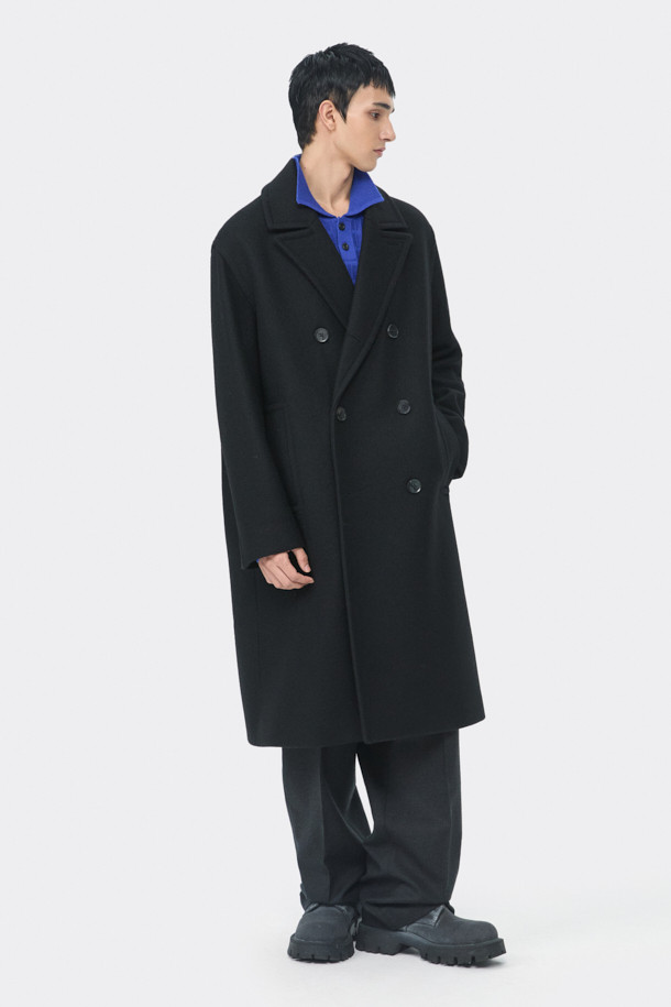 이탈리아 MANTECO 울 소재의 블랙 울 더블 브레스티드 코트입니다. 가을, 겨울 시즌에 어울리는 두꺼운 두께감과 롱 기장으로 클래식하고 미니멀한 스타일을 연출합니다. 더블 버튼 여밈 방식과 오버핏 디자인으로 제작되어 시크한 무드를 더해줍니다. 출근룩, 오피스룩, 모임룩 등 다양한 TPO에 활용 가능하며, 어떤 스타일에도 세련되게 매치할 수 있습니다.
