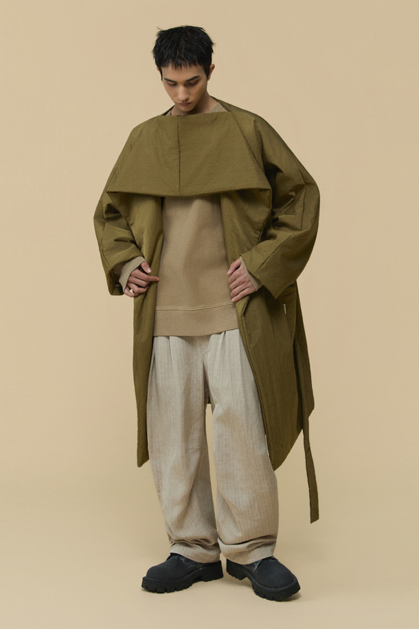 [HED MAYNER] 골드 백 슬릿 로브 코트는 남성용 아우터로, 가을과 겨울에 착용하기 좋습니다. 미니멀하고 모던한 스타일의 이 로브 코트는 부드러운 촉감의 나일론 소재와 넉넉한 오버핏으로 제작되었습니다. 등 부분의 넥 슬릿 디테일과 벨트 허리 슬릿 구조가 특징이며, 내부에는 패딩 안감과 외부 및 내부 포켓이 있어 실용성을 더했습니다. 광택감 있는 골드 컬러는 출근룩이나 모임룩에 시크하고 클래식한 분위기를 연출합니다.
