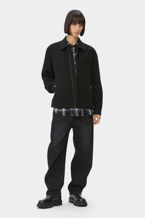 블랙 트위드 지퍼 재킷은 남성용 아우터로, 가을과 겨울에 어울리는 두꺼운 두께감의 자켓입니다. 미니멀하고 클래식한 스타일을 기반으로, YKK 2-Way 지퍼와 사선 절개 디테일이 돋보입니다. 코튼, 울, 아크릴, 나일론 혼방 소재로 제작되어 시크하고 세련된 분위기를 연출합니다. 출근룩과 모임룩 모두 활용 가능하며, 오버핏으로 편안한 착용감을 선사합니다. 긴 소매 기장의 레귤러 기장으로, 다양한 스타일링에 용이합니다.
