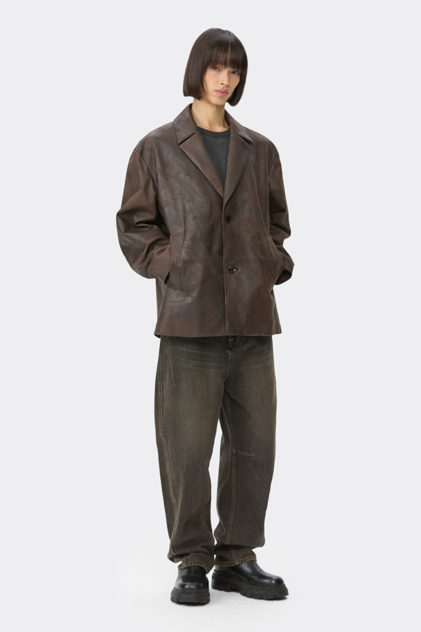 세련된 무드의 브라운 비건 가죽 재킷입니다. 캐주얼, 클래식, 미니멀 스타일을 모두 아우르는 디자인으로, 가을과 겨울에 따뜻함과 스타일을 동시에 잡을 수 있습니다. 오버핏으로 편안한 착용감을 선사하며, 라펠 코트 타입에 미디엄 기장으로 다양한 룩에 활용하기 좋습니다. 출근룩과 모임룩에 모두 잘 어울리며, 그라데이션 외관으로 은은한 멋을 더했습니다. 넉넉한 두께감의 비건 가죽 소재로 제작되어 부드러운 촉감과 보온성을 제공합니다.
