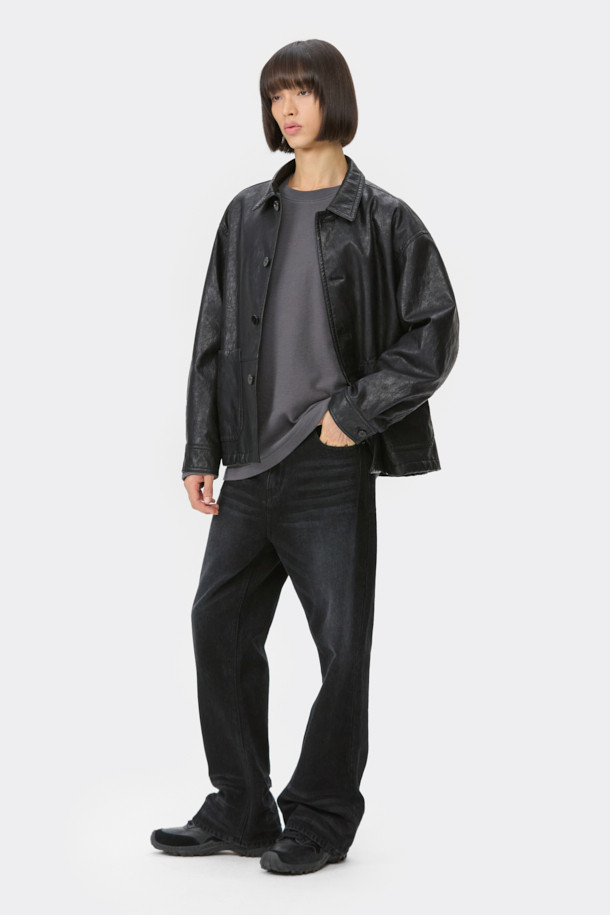 블랙 색상의 인조 가죽 워크 재킷입니다. 크랙 텍스처와 0.5OZ 패딩 충전재로 디자인되어 캐주얼, 스트릿 스타일을 연출하기 좋습니다. 얇은 두께감으로 봄, 가을 간절기에 활용하기 좋으며, 일상, 출근룩, 모임룩 등 다양한 TPO에 매치할 수 있습니다. 오버핏으로 편안한 착용감을 선사하며, 버튼 여밈과 아웃포켓 디테일이 특징입니다. 긴 소매 기장의 워크 재킷으로 미니멀한 스타일까지 소화 가능합니다.
