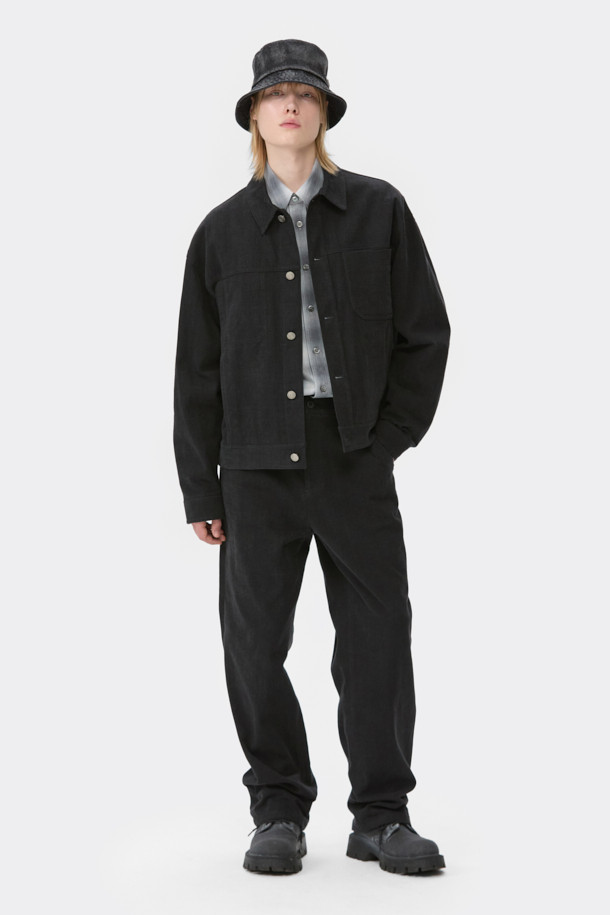 블랙 염색 면 트러커 재킷은 남성분들을 위한 캐주얼하고 베이직한 디자인의 아우터입니다. 봄, 가을 계절에 적합하며, 출근룩이나 데이트룩에 활용하기 좋습니다. 레귤러 핏에 무지 패턴으로 미니멀한 스타일을 연출하며, 긴 소매와 버튼 여밈 방식이 특징입니다. 양 사이드 포켓이 있어 실용성을 더했으며, 면 소재로 제작되어 편안한 착용감을 제공합니다.
