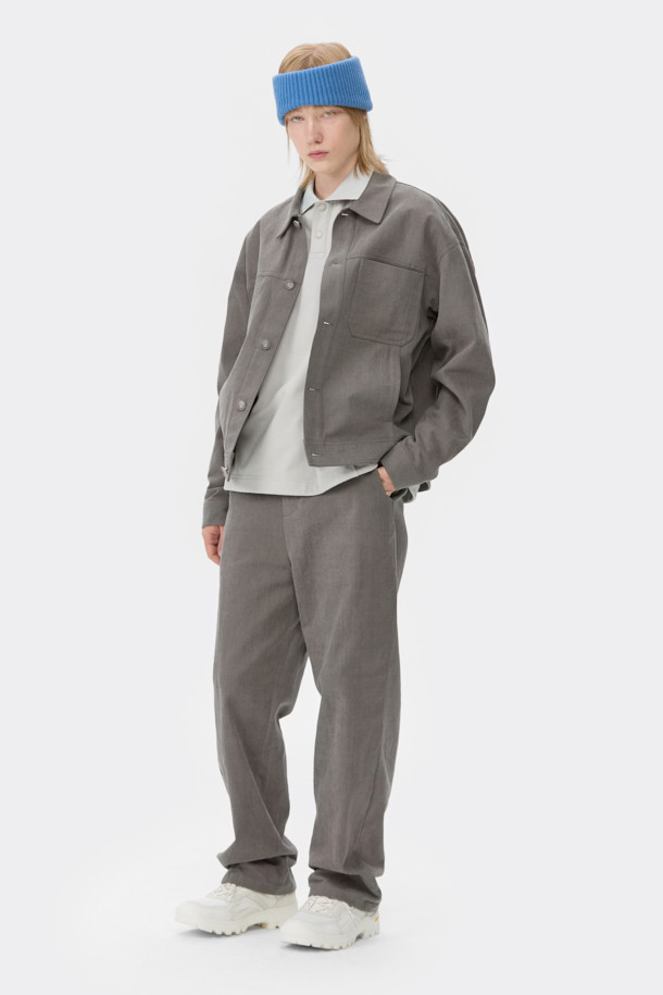 그레이 염색 코튼 트러커 재킷은 캐주얼, 미니멀 스타일을 즐기는 남성을 위한 아우터입니다. 봄, 가을에 적합하며, 데일리룩과 비즈니스 캐주얼에 활용하기 좋습니다. 면 소재로 제작되어 편안한 착용감을 선사하며, 레귤러 핏과 중간 두께감으로 간절기에 활용하기 좋습니다. 버튼 여밈 방식과 사이드 포켓 디테일이 특징이며, 무지 디자인으로 다양한 룩에 매치하기 용이합니다.
