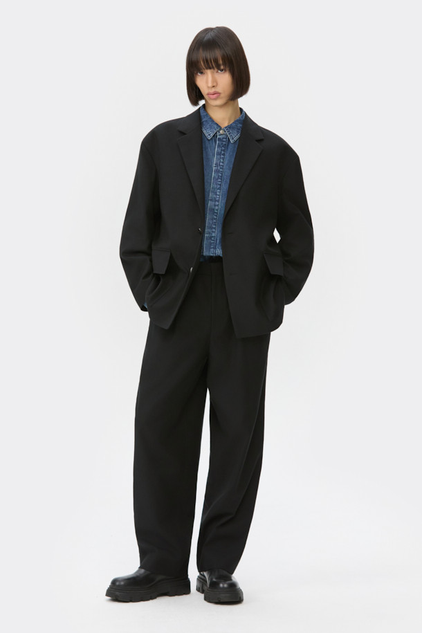 블랙 오버핏 코튼 울 셋업 재킷은 클래식과 베이직 무드를 동시에 연출하는 남성용 재킷입니다. 봄, 가을에 적합하며, 얇은 두께감으로 편안한 착용감을 선사합니다. 면, 울, 린넨 혼방 소재로 제작되어 고급스러운 질감을 자랑하며, 싱글 버튼, 레귤러 기장, 긴 소매 디자인으로 세련된 핏을 완성합니다. 셋업 스타일로 오피스룩, 비즈니스 캐주얼, 모임룩 등 다양한 TPO에 활용 가능하며, 미니멀하고 시크한 스타일을 연출하기 좋습니다. 2mm 어깨 패드와 아웃포켓 디테일이 돋보이는 블레이저 타입의 재킷입니다.
