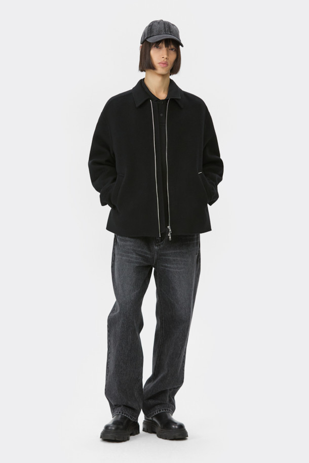 블랙 울 핸드메이드 재킷은 가을과 겨울, 두 계절에 걸쳐 활용하기 좋은 남성용 아우터입니다. 미니멀하고 베이직한 스타일을 추구하는 분들을 위한 릴랙스핏 디자인으로, 부드러운 촉감의 울과 캐시미어 혼방 소재로 제작되어 고급스러운 착용감을 선사합니다. 무지 디자인에 긴 소매 기장, 두꺼운 두께감으로 보온성을 높였으며, 출근룩, 비즈니스 캐주얼, 모임룩 등 다양한 TPO에 활용 가능합니다. YKK 2-Way 지퍼 디테일로 실용성을 더한 핸드메이드 코트 타입의 블랙 재킷으로, 시크하고 클래식한 스타일을 연출해보세요.
