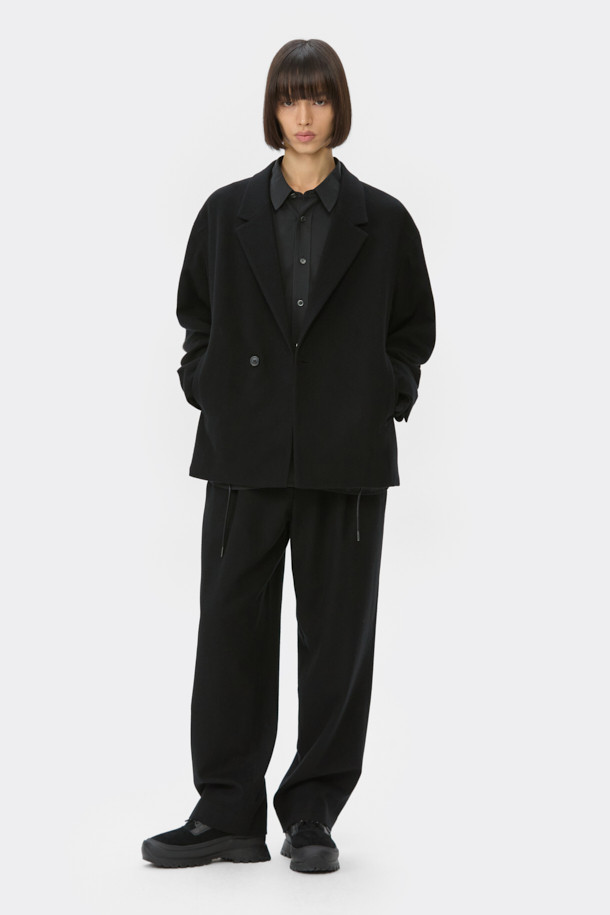 블랙 턱 디테일 울 재킷은 가을과 겨울, 출근룩을 위한 미니멀하고 시크한 스타일의 자켓입니다. 울과 폴리우레탄 혼방 소재로 제작되어 부드러운 촉감과 편안한 착용감을 제공합니다. 루즈핏 디자인에 싱글 버튼과 스냅 여밈 방식을 더해 깔끔한 실루엣을 연출합니다. 턱 디테일과 밑단 스트링, 히든 스냅 소매로 포인트를 더했으며, 긴 소매 기장으로 세련된 느낌을 선사합니다. 미니멀, 클래식, 시크한 스타일을 선호하는 분들께 추천하는 아이템입니다.
