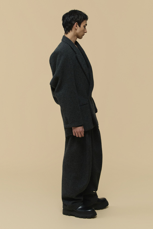 HED MAYNER (헤드 메이너)의 Grey Wool Falling Back 재킷은 모던하면서도 클래식한 스타일을 추구하는 남성을 위한 아우터입니다. 릴랙스 핏으로 편안함을 제공하며, 두꺼운 울 소재와 부드러운 촉감으로 가을과 겨울에 따뜻하게 착용할 수 있습니다. 와이드 피크드 라펠, 구조적인 어깨 패드, 후면 드레이프 디자인이 특징이며, 테일러드 코트 타입으로 오피스룩, 비즈니스 캐주얼, 모임룩 등 다양한 TPO에 활용 가능합니다. 내부 포켓과 큐프라 비스코스 혼방 안감으로 실용성과 고급스러움을 더했습니다. 미니멀하고 시크한 스타일을 선호하는 분들께 추천합니다.
