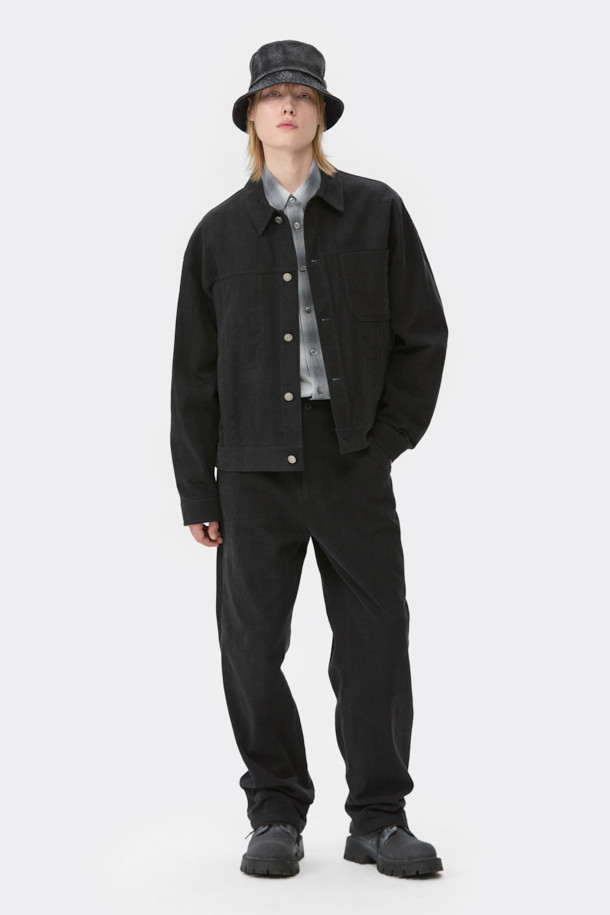 **블랙 염색 면 바지**

남성용 블랙 컬러의 면 소재 코튼 팬츠입니다. 베이직한 스타일의 긴 기장 스트레이트핏 바지로, 사계절 내내 활용하기 좋습니다. 일상복과 출근룩 모두 소화 가능한 미니멀, 클래식, 캐주얼 스타일을 연출할 수 있습니다. 무지 디자인에 메탈 장식으로 포인트를 더했으며, 밴딩 처리가 없는 것이 특징입니다.
