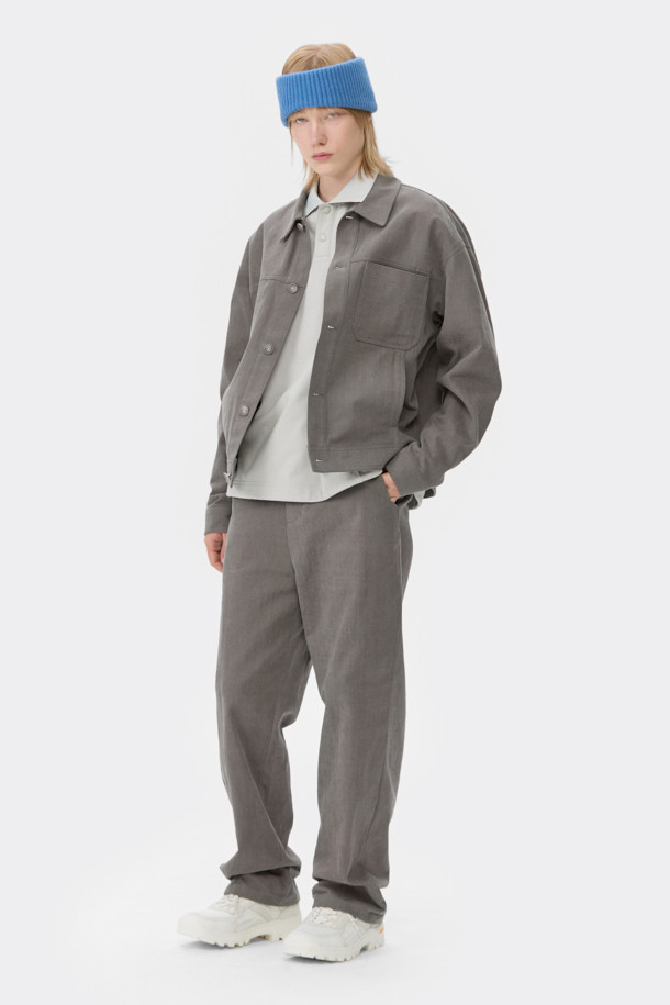 그레이 컬러의 면 100% 소재로 제작된 남성용 코튼 팬츠입니다. 데님과 유사한 다잉 코튼 트윌 소재를 사용하여 내구성과 스타일을 동시에 갖췄습니다. 베이직하고 캐주얼한 스타일로, 봄, 가을 시즌에 활용하기 좋습니다. 스트레이트핏으로 편안한 착용감을 선사하며, 허리 오비에는 메탈 장식이 더해져 포인트를 더했습니다. 출근룩과 비즈니스 캐주얼, 캐주얼, 미니멀, 클래식 스타일 연출에 적합합니다.
