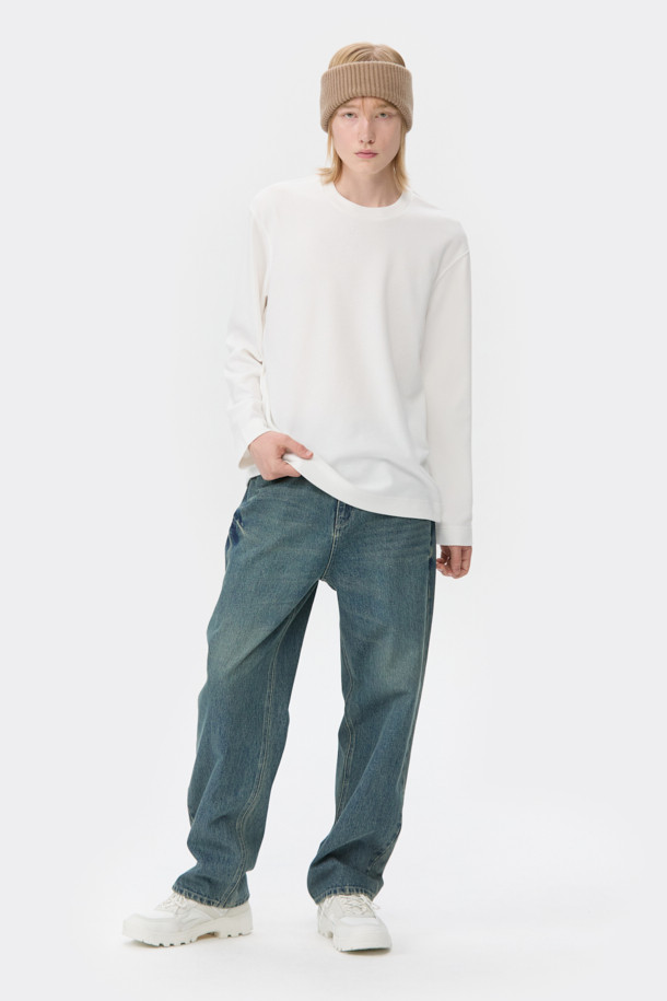 블루 스트레이트 핏 청바지는 남성분들을 위한 베이직하고 캐주얼한 디자인의 데님 팬츠입니다. 사계절 내내 활용 가능하며, 일상복뿐만 아니라 데이트룩이나 출근룩으로도 손색없는 아이템입니다. 바이오 워싱, 스톤 워싱, 도밍고 워싱 처리를 통해 자연스러운 색감과 부드러운 착용감을 제공합니다. 무지 디자인에 옐로우 컬러 틴 브러쉬 디테일로 포인트를 더했으며, 스트레이트 핏으로 캐주얼, 클래식, 미니멀 스타일 모두 소화 가능합니다.
