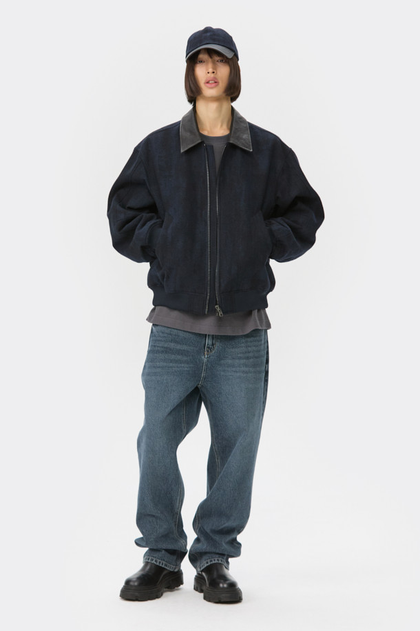 다크 블루 색상의 남성용 스트레이트 핏 데님 팬츠입니다. 사계절 모두 착용 가능하며, 캐주얼, 미니멀, 클래식 스타일을 연출하기 좋습니다. 무지 디자인으로 어떤 상의에도 잘 어울리며, 바이오 워싱, 스톤 워싱, 도밍고 워싱 처리를 거쳐 자연스러운 색감과 부드러운 촉감을 선사합니다. 출근룩이나 데이트룩처럼 다양한 TPO에 활용할 수 있으며, 일자 핏으로 편안하면서도 세련된 실루엣을 완성합니다. 중청 두께감으로 사계절 내내 활용하기 좋습니다.
