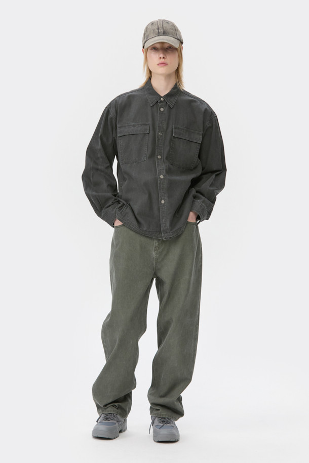 **Green 스트레이트 핏 다잉 팬츠**는 캐주얼, 미니멀, 클래식 스타일을 아우르는 남성용 바지입니다. 톤 다운된 그린 컬러의 면 소재로 제작되어 봄, 가을에 착용하기 좋으며, 일상복과 출근룩 모두 소화 가능한 실용적인 아이템입니다. 스트레이트 핏으로 편안한 착용감을 선사하며, 피그먼트 다잉 및 바이오 워싱 처리하여 자연스러운 색감과 부드러운 촉감을 더했습니다. 무지 디자인으로 어떤 상의와도 쉽게 매치할 수 있어 활용도가 높습니다.
