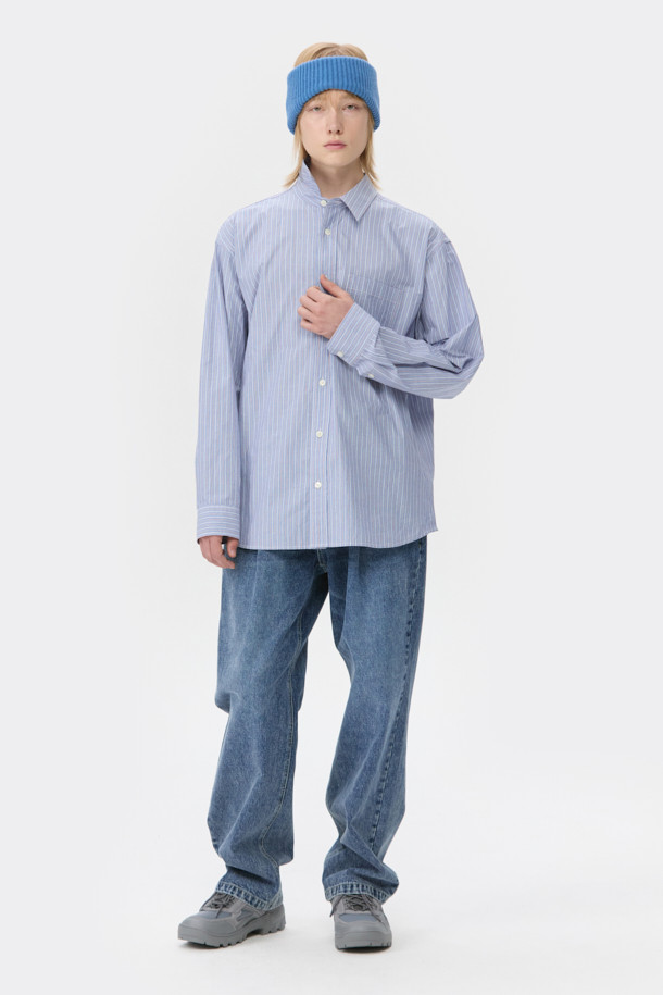 블루 루즈핏 드로우스트링 청바지는 일상, 산책, 캠핑 등 다양한 상황에 어울리는 남성용 데님 팬츠입니다. 루즈핏과 스트레이트 핏으로 편안함을 강조하며, 봄, 가을에 착용하기 좋습니다. 무지 디자인에 피그먼트 워싱과 바이오 워싱 처리를 더하여 자연스러운 멋을 냈습니다. 허리 밴딩과 드로우스트링으로 편안한 착용감을 제공하며, 캐주얼, 미니멀, 시티보이 스타일을 연출하기에 좋습니다.

