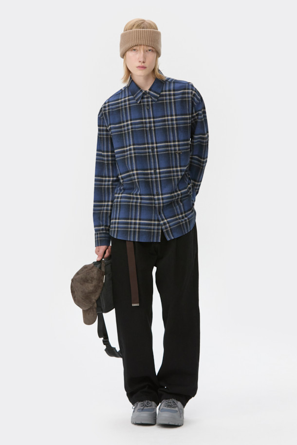 블랙 루즈핏 드로우스트링 청바지를 소개합니다. 편안한 착용감을 선사하는 루즈핏으로, 캐주얼하고 미니멀한 스타일을 연출하기 좋습니다. 부드러운 데님 소재에 바이오 워싱과 스톤 워싱 처리를 더해 자연스러운 멋을 더했습니다. 허리 부분은 드로우스트링(조임 끈)으로 조절하여 편리하게 착용할 수 있으며, 사계절 내내 활용하기 좋은 아이템입니다. 일상복으로 편안하게 즐겨 입을 수 있는 남성 데님팬츠입니다.
