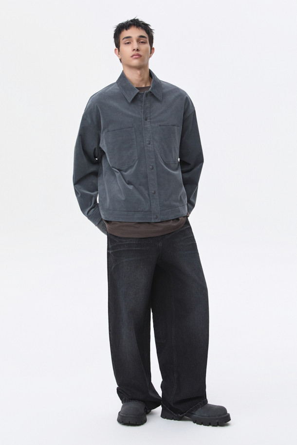 블랙 와이드 핏 엠보 워싱 데님 팬츠는 남성 고객을 위한 캐주얼 스타일의 아이템입니다. 사계절 모두 착용 가능하며, 출근룩과 모임룩에 모두 잘 어울립니다. 넉넉한 와이드 핏으로 편안함을 강조했으며, 스톤 워싱과 엠보 워싱 디테일이 빈티지한 멋을 더합니다. 허리에는 스트링이 있어 사이즈 조절이 용이합니다. 미니멀, 시티보이 스타일을 즐겨 입는 분들께 추천합니다.
