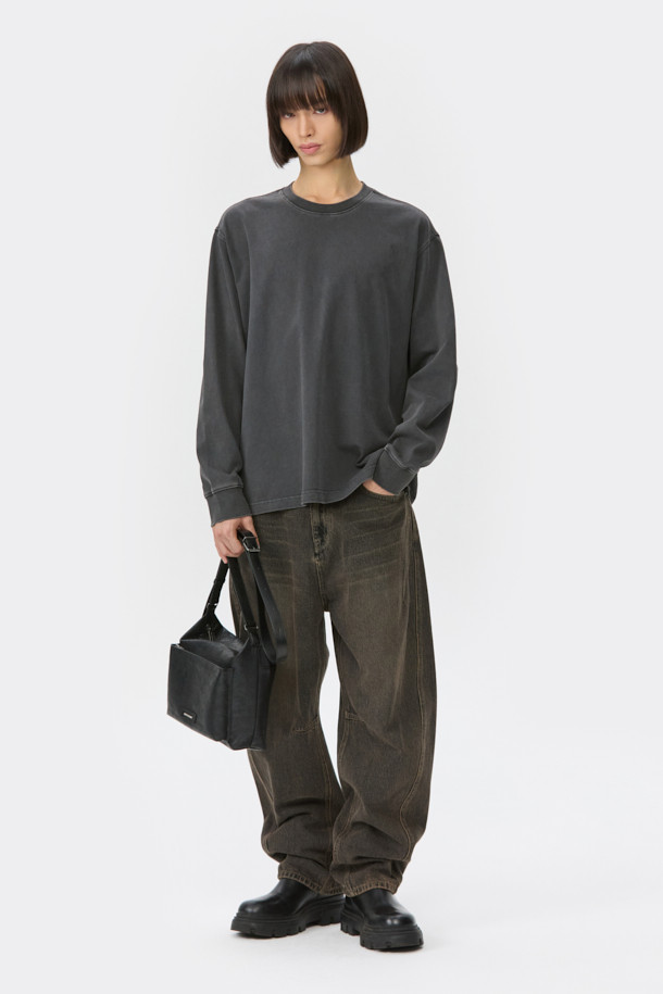 브라운 컬러의 데님 소재 "브라운 다트 디테일 청바지"입니다. 벌룬핏 루즈핏으로 편안한 착용감을 선사하며, 봄, 가을 시즌에 적합합니다. 바이오워싱과 스톤워싱 처리된 데님은 부드러운 촉감과 자연스러운 워싱 디테일을 자랑합니다. 다트 디테일과 아웃심 커브 디자인이 돋보이며, 캐주얼 및 미니멀 스타일의 산책룩에 활용하기 좋습니다. 남녀 모두 착용 가능한 디자인으로, 일상에서 폭넓게 활용할 수 있습니다.
