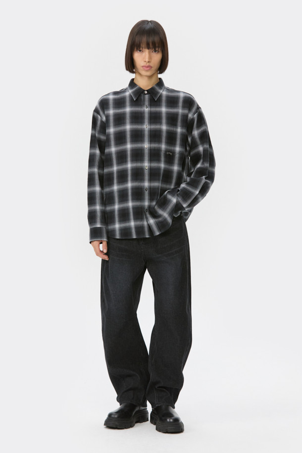 블랙 다트 디테일 코듀로이 청바지는 가을, 겨울 시즌에 어울리는 남성용 벌룬핏 팬츠입니다. 코듀로이와 데님 소재를 혼방하여 제작되었으며, 두께감 있는 원단으로 포근한 착용감을 선사합니다. 다트 디테일과 아웃심 커브 디자인이 특징이며, 바이오 워싱 및 스톤 워싱 가공을 거쳐 빈티지한 무드를 더했습니다. 캐주얼, 미니멀, 클래식 스타일을 즐겨 입는 분들께 추천하며, 루즈핏으로 편안하게 착용 가능합니다.
