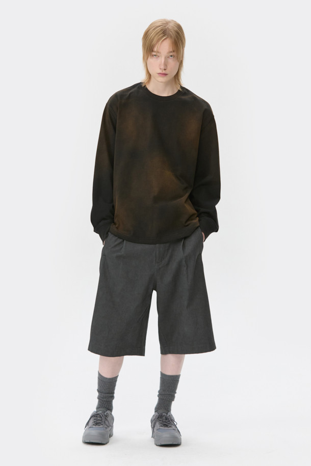 그레이 염색 코튼 버뮤다 쇼츠는 여름철 캐주얼 스타일을 위한 완벽한 선택입니다. 부드러운 면 소재로 제작되어 편안한 착용감을 제공하며, 와이드핏 디자인으로 여유로운 실루엣을 연출합니다. 빈티지 워싱 가공을 거쳐 자연스러운 멋을 더했으며, 사이드 외입술 포켓으로 실용성을 높였습니다. 여행룩, 휴가룩, 여름 바캉스룩에 활용하기 좋으며, 미니멀하고 리조트 스타일을 즐기는 분들께 추천합니다.
