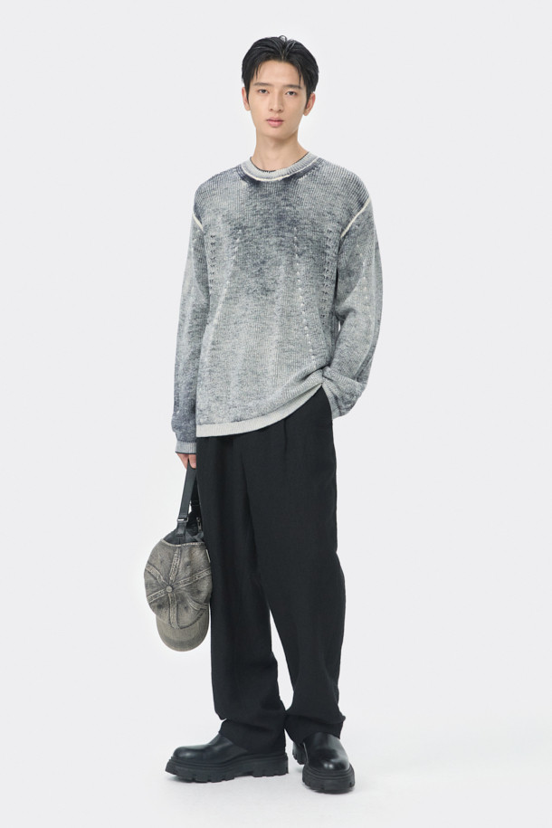 블랙 와이드 핏 팬츠는 남성용 슬랙스로, 일상, 오피스룩, 비즈니스 캐주얼, 모임룩 등 다양한 TPO에 적합합니다. 레이온, 폴리에스테르, 울, 폴리우레탄 혼방 소재로 제작되어 부드러운 촉감을 선사하며, 사계절 내내 착용 가능합니다. 와이드핏에 롱 기장으로, 클래식, 미니멀, 시크 스타일을 연출하기 좋습니다. 허리 부분에 원턱 디테일과 메탈 장식이 더해져 세련된 느낌을 더하며, 하프 밴딩 처리로 편안한 착용감을 제공합니다. 무지 디자인으로 어떤 상의와도 매치하기 용이합니다.
