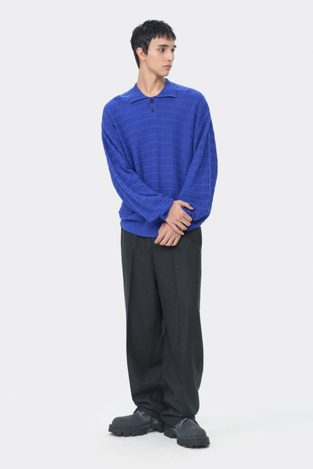 그레이 와이드 핏 팬츠는 남성을 위한 베이직 스타일의 긴 바지입니다. 레이온, 폴리에스테르, 울, 폴리우레탄 혼방 소재로 제작되어 부드러운 촉감을 선사하며, 봄, 가을에 착용하기 좋습니다. 와이드 핏으로 편안함을 강조했으며, 하프 밴딩과 원턱 디테일, 허리 오비 메탈 장식이 특징입니다. 출근룩, 비즈니스 캐주얼, 모임룩 등 다양한 TPO에 활용 가능하며, 클래식, 미니멀, 시크 스타일을 연출하기 좋습니다.
