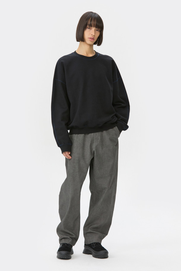 그레이 컬러의 Grey Volume Incision 팬츠는 캐주얼 및 미니멀 스타일을 즐기는 남성 고객을 위한 제품입니다. 면 소재로 제작되어 편안한 착용감을 제공하며, 루즈핏 벌룬핏으로 트렌디한 실루엣을 연출합니다. 절개 라인, 장식 다트, 장식 스티치 등의 디자인 디테일이 돋보이며, 밴딩 처리로 활동성을 높였습니다. 일상에서 편안하게 착용하기 좋은 팬츠입니다.
