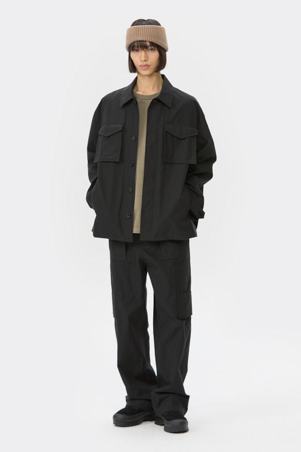 블랙 멀티 포켓 팬츠는 남성용 캐주얼 스타일의 긴 바지입니다. 면 소재로 제작되어 사계절 내내 편안하게 착용할 수 있으며, 밴딩 허리 스트링과 밑단 스트링, 스토퍼 디테일로 편안한 착용감을 제공합니다. 루즈핏으로 제작되어 여유로운 실루엣을 연출하며, 다양한 수납을 위한 멀티 포켓 디자인으로 실용성을 더했습니다. 미니멀하고 시티보이 스타일을 즐기는 분들께 추천합니다.
