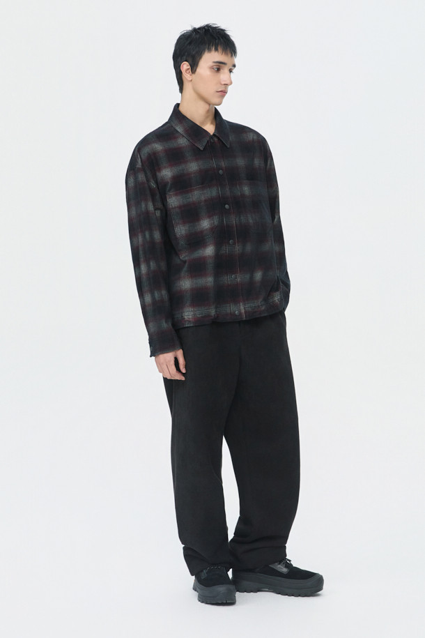 블랙 폴리 스웨이드 트랙 팬츠는 부드러운 촉감의 인조 스웨이드 소재로 제작되어 편안한 착용감을 선사합니다. 남성용으로, 캐주얼 및 스포티 스타일을 모두 소화할 수 있는 릴랙스핏 긴바지입니다. 사계절 내내 활용 가능하며, 일상복으로 적합합니다. 무지 디자인으로 미니멀한 스타일을 연출하기 좋습니다. 폴리에스테르, 폴리우레탄 혼방으로 제작되어 내구성이 뛰어나며 관리가 용이합니다.
