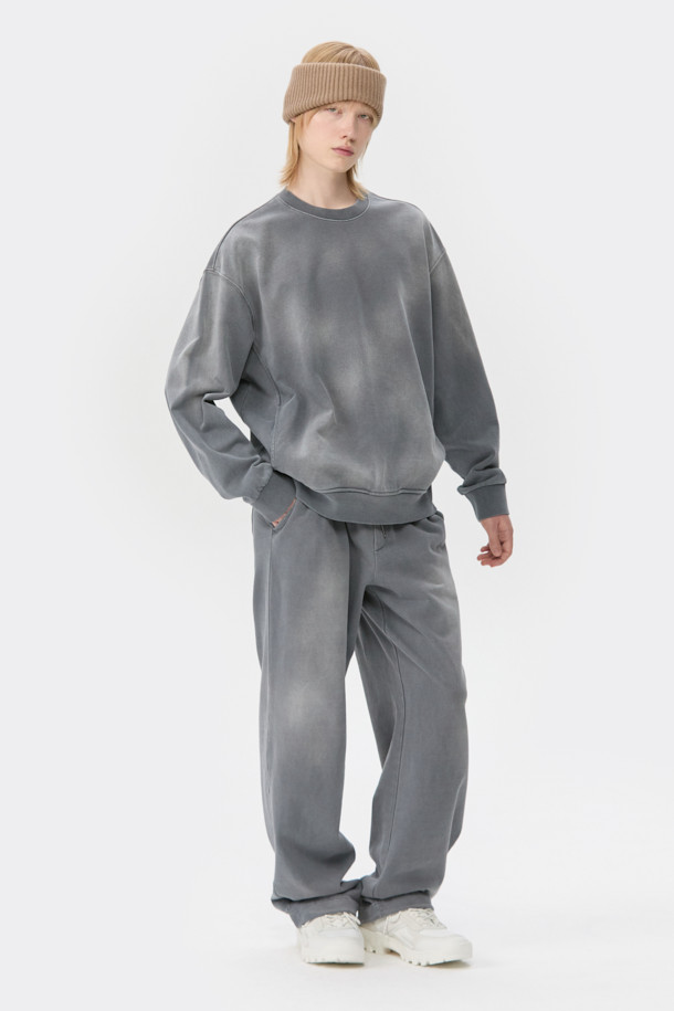그레이 염색 스웻 팬츠는 부드러운 면 소재로 제작되어 편안한 착용감을 선사합니다. 루즈핏으로 제작되어 캐주얼하고 스포티한 스타일을 연출하며, 봄, 가을, 겨울 모두 활용 가능합니다. 다잉 가공과 탈색 브러쉬 가공으로 빈티지한 멋을 더했으며, 허리 스트링과 밑단 스트링 스토퍼 디테일로 실용성을 높였습니다. 집콕, 산책, 여행 등 다양한 TPO에 활용하기 좋은 데일리 아이템입니다.
