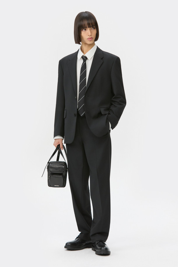 남성용 블랙 릴렉스 핏 울 블렌드 셋업 팬츠입니다. 가을, 겨울 시즌에 어울리는 포멀하고 클래식한 스타일의 긴 바지입니다. 울 30.6%, 폴리에스테르 69.4% 혼방 소재로 제작되어 편안한 착용감을 선사하며, 하프 밴딩 처리로 활동성을 더했습니다. 오피스룩, 비즈니스 캐주얼, 출근룩 등 다양한 TPO에 활용 가능하며, 셋업으로도 연출할 수 있습니다. 미니멀한 디자인으로 어떤 상의와도 쉽게 매치하여 클래식한 스타일을 완성해보세요.
