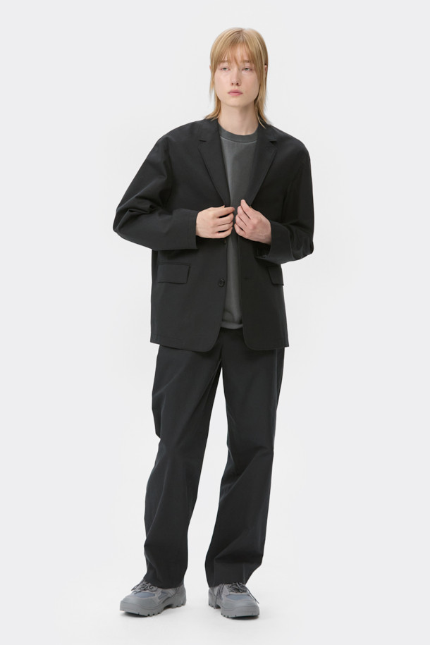 블랙 루즈핏 코튼 셋업 팬츠는 포멀한 스타일을 추구하는 남성 고객을 위한 사계절용 긴 바지입니다. 면 소재로 제작되어 편안한 착용감을 제공하며, 루즈핏 디자인으로 활동성을 높였습니다. 하프 밴딩 처리로 편안함을 더했으며, 셋업으로 스타일링하여 출근룩, 비즈니스 캐주얼, 모임룩 등 다양한 TPO에 활용할 수 있습니다. 클래식, 미니멀, 시크한 스타일을 연출하기에 적합합니다.
