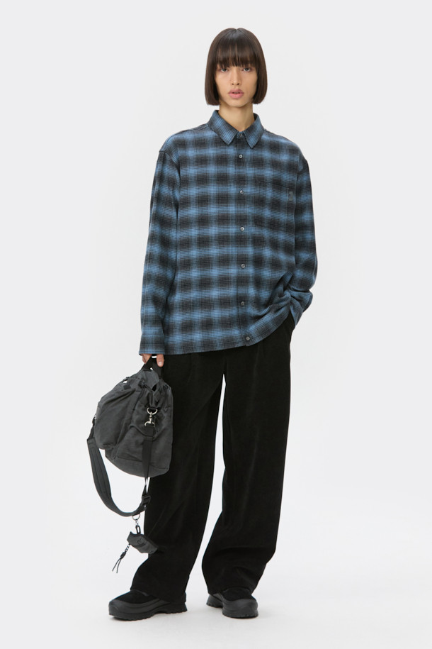 블랙 벨벳 드로우스트링 팬츠는 부드러운 촉감의 벨벳 소재와 포근한 두께감으로 가을, 겨울 시즌에 안성맞춤입니다. 와이드핏으로 편안함을 강조했으며, 하프 밴딩과 스트링 디테일로 활동성을 더했습니다. 무지 디자인에 원턱을 더해 캐주얼하면서도 미니멀한 스타일을 연출할 수 있습니다. 출근룩과 모임룩 모두 소화 가능한 활용도 높은 아이템입니다.
