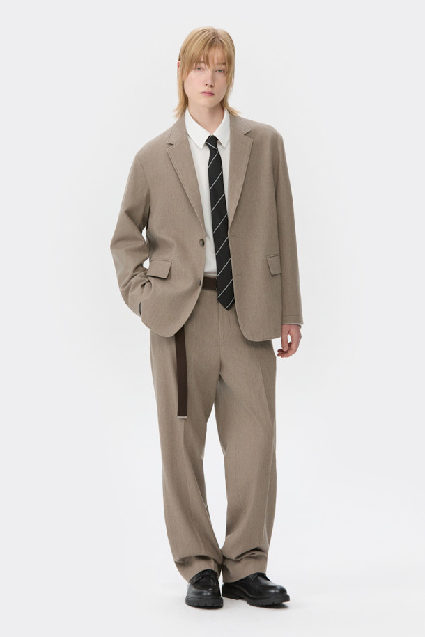 베이지 색상의 루즈핏 코듀로이 셋업 팬츠입니다. 가을과 겨울에 어울리는 두꺼운 두께감으로 포멀 및 클래식 스타일을 연출하기 좋습니다. 울 88%, 폴리에스터 10.1%, 폴리우레탄 1.9%의 혼용률로 제작되었으며, 하프 밴딩으로 편안한 착용감을 제공합니다. 오피스룩, 비즈니스 캐주얼, 모임룩 등 다양한 TPO에 활용 가능하며, 미니멀하고 클래식한 스타일을 선호하는 남성분들께 추천합니다. 셋업으로 출시되어 더욱 간편하게 스타일링을 완성할 수 있습니다.
