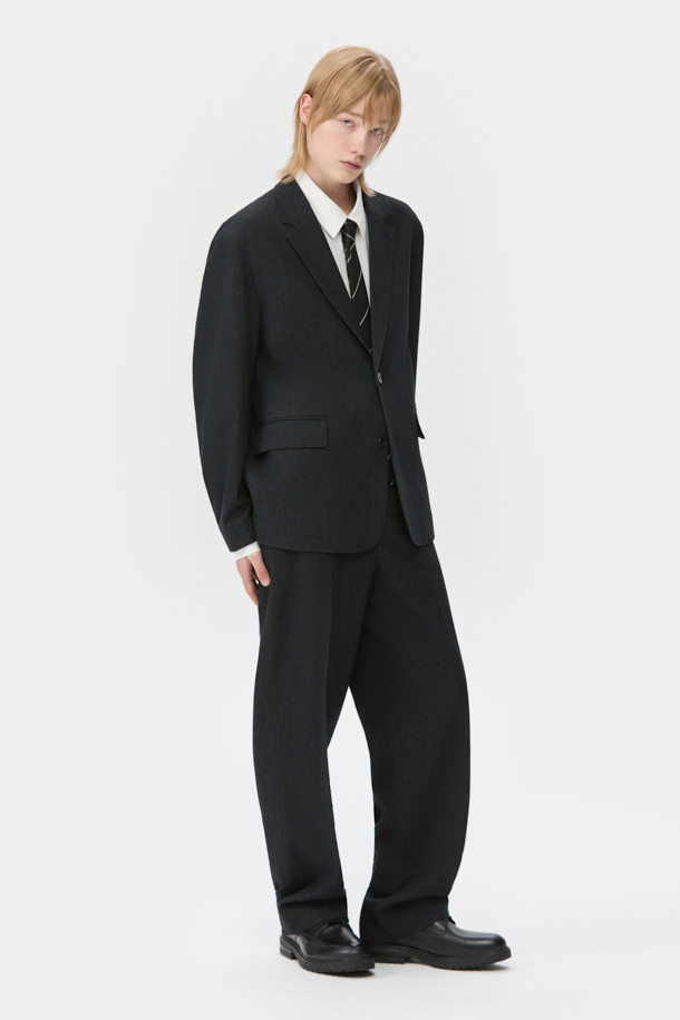 블랙 루즈 핏 코듀로이 셋업 팬츠는 가을, 겨울 시즌에 어울리는 남성용 바지입니다. 두꺼운 두께감의 코듀로이 소재로 제작되어 포멀한 스타일을 연출하며, 루즈핏 디자인으로 편안한 착용감을 선사합니다. 하프 밴딩 디테일이 있으며, 세트업으로도 활용 가능하여 출근룩, 비즈니스 캐주얼, 모임룩 등 다양한 TPO에 적합합니다. 클래식, 미니멀, 시크한 스타일을 선호하는 분들께 추천합니다.
