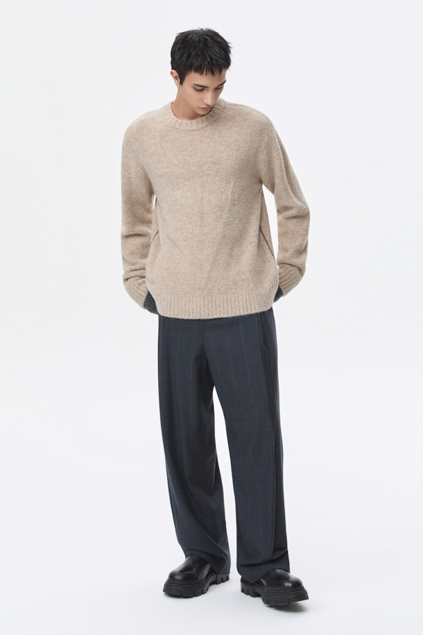 그레이 와이드 핏 원턱 스트라이프 셋업 팬츠는 가을, 겨울 시즌 남성들을 위한 클래식 스타일의 팬츠입니다. 울, 폴리에스테르, 캐시미어, 폴리우레탄 혼방 소재로 제작되어 부드러운 촉감과 편안한 착용감을 선사합니다. 릴랙스 핏에 와이드한 실루엣, 핀턱 디테일, 벨트고리, 버클 허리끈으로 디자인되어 출근룩, 비즈니스 캐주얼, 모임룩 등 다양한 TPO에 활용 가능합니다. 미니멀하고 시크한 분위기를 연출하며, 스트라이프 패턴으로 세련된 포인트를 더했습니다. 벨트 착용이 가능하며, 셋업 스타일링으로 더욱 완성도 높은 룩을 연출할 수 있습니다.
