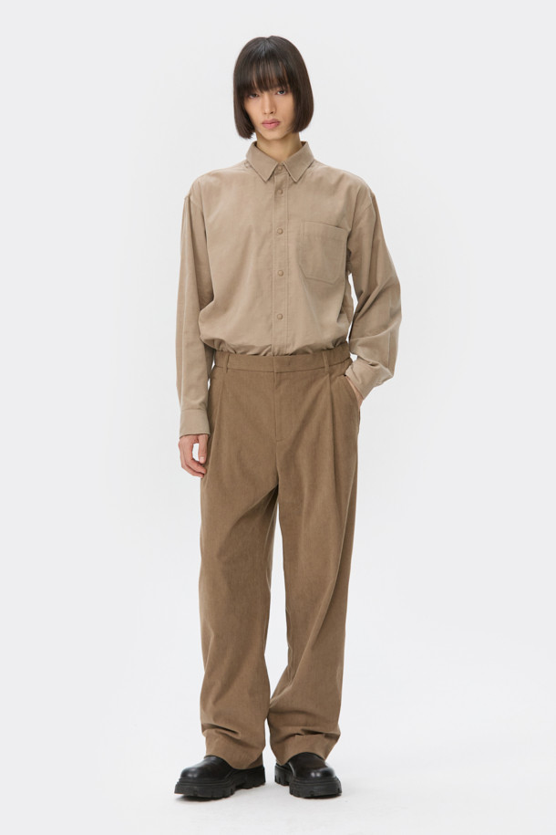 베이지 와이드 핏 원턱 코듀로이 팬츠는 포근한 분위기를 연출하는 남성용 코듀로이 팬츠입니다. 넉넉한 와이드 핏으로 편안한 착용감을 선사하며, 가을과 겨울에 따뜻하게 입을 수 있는 두꺼운 두께감의 코듀로이 소재로 제작되었습니다. 허리 부분은 하프 밴딩 처리되어 활동성을 높이고, 원턱 디테일과 사이드 포켓으로 실용성을 더했습니다. 출근룩이나 모임룩 등 다양한 TPO에 캐주얼, 클래식, 미니멀 스타일로 활용하기 좋습니다. 부드러운 촉감과 베이직한 디자인으로 데일리 팬츠로 손색없습니다.
