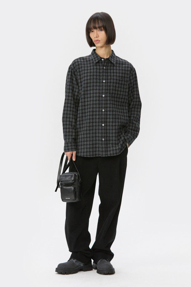 블랙 와이드 핏 원턱 코듀로이 팬츠는 가을과 겨울, 쌀쌀한 날씨에 따뜻하고 스타일리시하게 연출하기 좋은 남성용 바지입니다. 부드러운 촉감의 두꺼운 코듀로이 소재로 제작되어 편안한 착용감을 선사하며, 와이드핏 디자인으로 트렌디한 무드를 더합니다. 넉넉한 핏감과 원턱 디테일이 활동성을 높여주며, 하프 밴딩 처리로 허리 부분의 편안함까지 놓치지 않았습니다. 베이직하고 캐주얼한 스타일로, 출근룩이나 모임룩 등 다양한 TPO에 활용 가능하며, 캐주얼, 클래식, 미니멀 등 어떤 스타일에도 잘 어울립니다.
