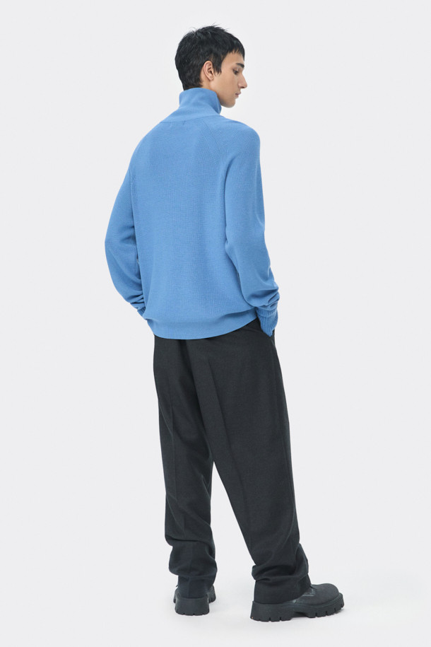 그레이 와이드 핏 울 셋업 팬츠는 가을과 겨울, 오피스룩, 비즈니스 캐주얼, 출근룩을 위한 남성용 울 팬츠입니다. 이탈리아 마르조또사의 고급 원단을 사용하여 제작되었으며, 미니멀하고 클래식한 스타일을 연출합니다. 와이드 핏으로 편안함과 세련된 실루엣을 동시에 제공하며, 두꺼운 두께감으로 따뜻하게 착용할 수 있습니다. 셋업으로 출시되어, 다채로운 스타일링을 완성할 수 있습니다. 무지 디자인으로 어떤 상의와도 쉽게 매치하여 활용도를 높였습니다.