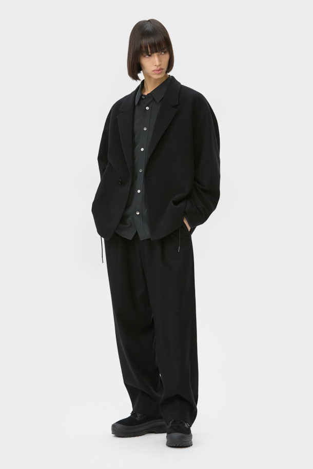 블랙 와이드 핏 턱 울 팬츠는 가을과 겨울에 어울리는 클래식 스타일의 울 팬츠입니다. 넉넉한 루즈핏 와이드 실루엣으로 편안하면서도 시크한 무드를 연출합니다. 턱 디테일과 밑단 스트링으로 디자인 포인트를 더했으며, 히든 스냅 소매로 깔끔함을 강조했습니다. 오피스룩, 출근룩, 모임룩 등 다양한 TPO에 활용 가능하며, 미니멀하고 시크한 스타일을 완성합니다.
