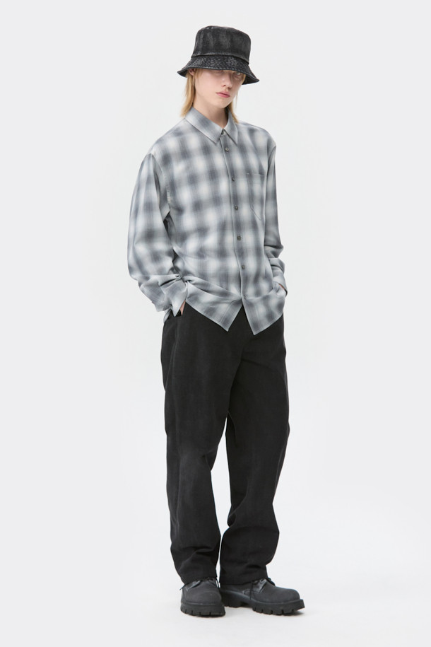 그레이 릴렉스 핏 체크 셔츠는 남성용 셔츠로, 캐주얼하고 미니멀한 스타일을 연출하기 좋습니다. 봄, 가을에 적합하며, 출근룩 및 비즈니스 캐주얼에도 활용 가능한 TPO를 갖췄습니다. 폴리에스터, 코튼, 레이온 혼방 소재로 제작되어 편안한 착용감을 선사하며, 레귤러 기장의 차이나칼라 디자인에 긴 소매와 릴렉스 핏으로 활동성을 높였습니다. 넉넉한 핏과 체크 패턴으로 편안하면서도 세련된 분위기를 자아내며, 체스트 포켓 디테일로 실용성을 더했습니다.
