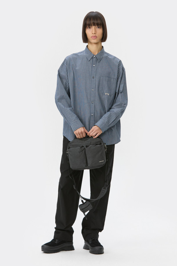 블루 컬러의 오버핏 스트라이프 셔츠입니다. 봄, 여름 시즌에 적합하며, 캐주얼, 미니멀, 클래식 스타일을 연출하기 좋습니다. 부드러운 면 소재로 제작되어 편안한 착용감을 제공하며, 얇은 두께감으로 시원하게 입을 수 있습니다. 차이나 칼라와 롱 슬리브 디자인에 포켓 디테일과 금속 장식이 더해져 포인트를 더했습니다. 남녀 모두 착용 가능한 디자인으로, 일상복으로 활용하기 좋습니다.
