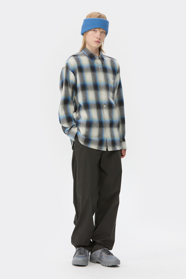 아이보리 오버핏 체크 셔츠는 남성용 상의입니다. 면 소재로 제작되어 봄, 가을에 착용하기 좋으며, 캐주얼, 클래식, 미니멀 스타일을 연출할 수 있습니다. 넉넉한 오버핏에 긴 소매, 카라넥 디자인이 특징이며, 출근룩이나 비즈니스 캐주얼에도 활용 가능합니다. 아이보리 및 블루 컬러의 체크 패턴과 포켓 디테일, 금속 장식이 포인트입니다. 레귤러 기장으로 다양한 하의와 매치하기 용이합니다.
