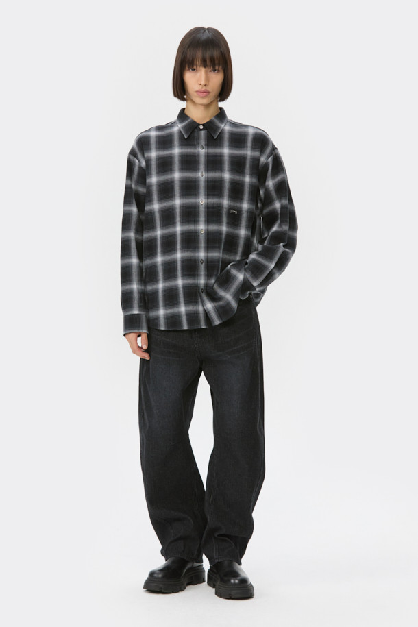 블랙 오버핏 체크 셔츠는 캐주얼한 무드를 연출하는 남성용 셔츠입니다. 가을, 겨울 시즌에 어울리는 두께감의 면 소재로 제작되었으며, 톤온톤 블랙과 그레이 컬러의 체크 패턴이 특징입니다. 넉넉한 오버핏으로 편안한 착용감을 제공하며, 카라 디자인과 긴 소매 기장으로 클래식한 느낌을 더했습니다. 출근룩과 모임룩 모두 활용 가능하며, 포켓 디테일과 금속 장식이 포인트로 더해져 미니멀하면서도 세련된 스타일을 완성합니다.
